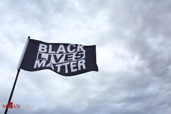 له کردن معترضین به تبعیض نژادی آشکار در آمریکا/تصاویر