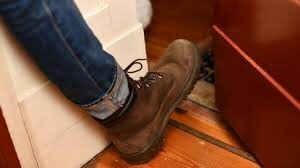 مراقبت صحیح از کفش ها برای جلوگیری از ورود آلودگی به منزل