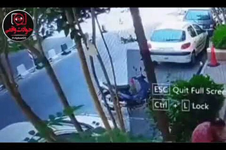 لحظه حمله دو سارق موتورسوار به یک زن در تهران+ فیلم