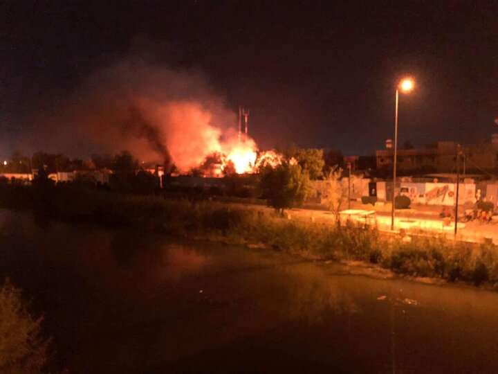 معترضان عراقی استانداری دیوانیه را به آتش کشیدند