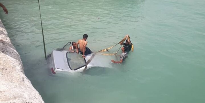 فیلم سقوط خودرو به دریا در اسکله بندرپل
