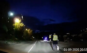 عاقبت جالب مامور پلیس حواس پرت هنگام توقف خودرو + فیلم