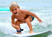 موج سواری جالب و حیرت انگیز کودک چهار ساله + فیلم