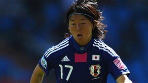 یک فوتبالیست زن ژاپنی در تیم مردان