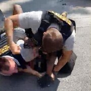 شهروند آمریکایی زیر بار مشت و لگد پلیس بی رحم + فیلم