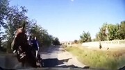 تصادف عجیب اسب رم کرده در خیابان با خودرو + فیلم