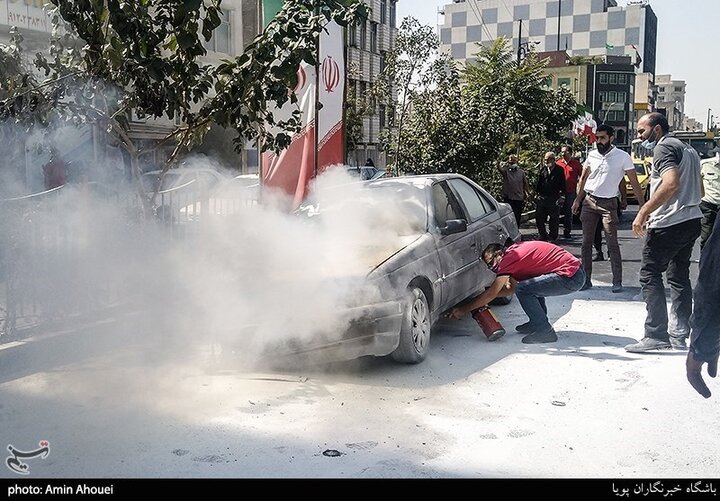 گزارش تصویری از آتش‌سوزی وحشتناک خودرو پژو در خیابان پیروزی