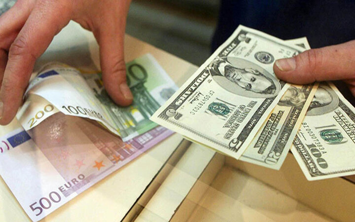 فعالان بازار ارز: روند نزولی قیمت دلار آغاز می شود