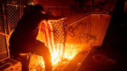 معترضان خشمگین پورتلند پرچم آمریکا را آتش زدند