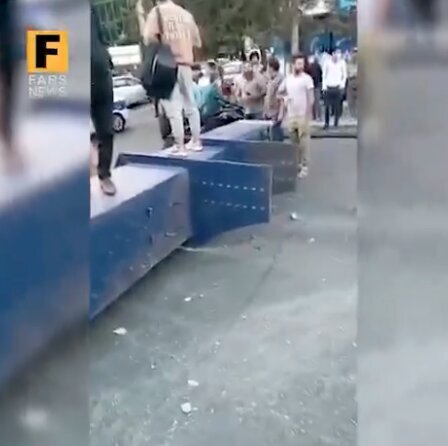 تصاویری از سقوط ستون‌ غول‌پیکر در تهران+ فیلم