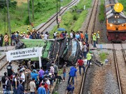 ۱۷ کشته در برخورد قطار با اتوبوس مسافربری در تایلند +عکس