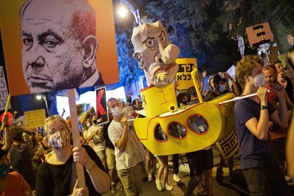  پرچم رژیم صهیونیستی توسط معترضان نتانیاهو لگدمال شد