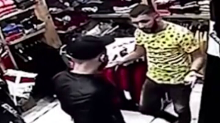لحظه دردناک قتل فروشنده لباس به دست مشتری + فیلم
