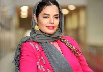 بازیگر زن مشهور در حال تنیس بازی کردن + فیلم