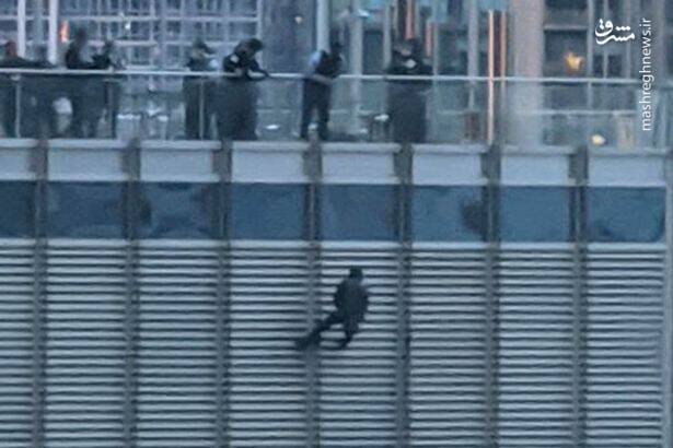 اقدام به خودکشی از بالای برج ترامپ / عکس