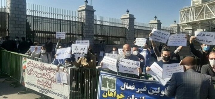 تجمع مردان معترض به قانون مهریه در برابر مجلس + تصاویر