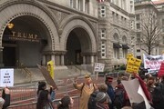تجمع معترضان به جنگ و تحریم در برابر هتل بین‌المللی ترامپ