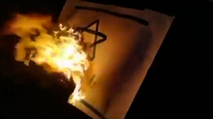 آتش زدن پرچم رژیم صهیونیستی توسط مردم سودان + فیلم