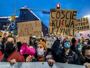 تظاهرات زنان لهستانی علیه قانون ممنوعیت سقط جنین