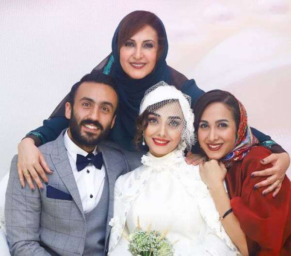 پسر و عروس خانم بازیگر در لباس پرسپولیس و استقلال + عکس