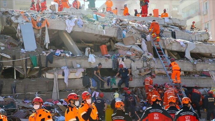 لحظه نجات یک دختر از زیر آوار زلزله ازمیر ترکیه  +فیلم