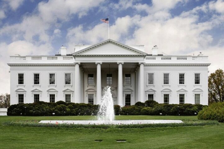 طرفداران بایدن دستمال توالت به داخل کاخ سفید پرتاب کردند /فیلم