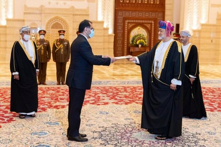 سفیر جدید ایران در عمان استوارنامه خود را به پادشاه این کشور تقدیم کرد