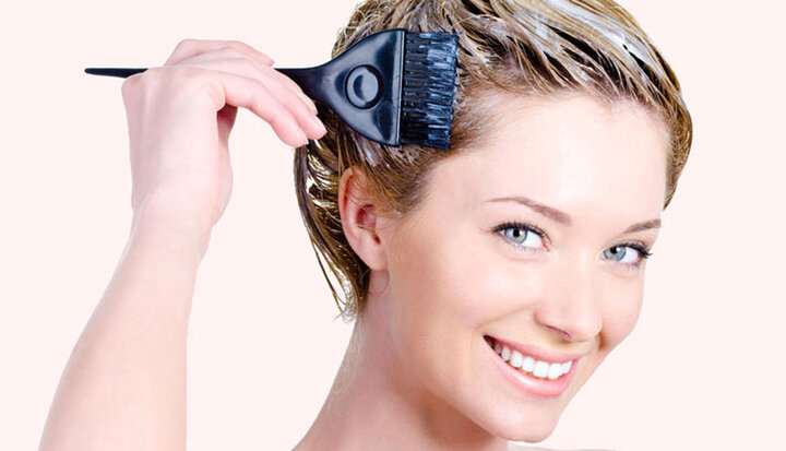 نحوه کاهش عوارض ناشی از رنگ‌کردن موها | علت سوزش سر هنگام رنگ مو و دکلره + نحوه پیشگیری