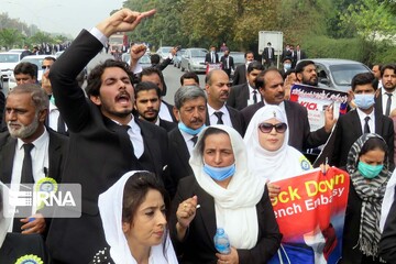 حقوق‌دانان پاکستانی دست به راهپیمایی ضدفرانسوی زدند +عکس‌ها