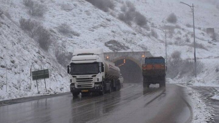 وضعیت جوی جاده‌های کشور در ۲۲ آبان/ جاده چالوس و هراز برفی است