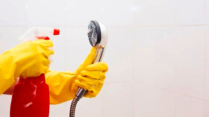 چند روش ساده برای تمیز کردن رسوب‌های سر دوش حمام