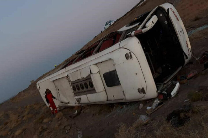 واژگونی مرگبار اتوبوس در اصفهان / فیلم
