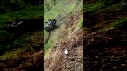 سقوط وحشتناک یک خودرو به داخل دره / فیلم