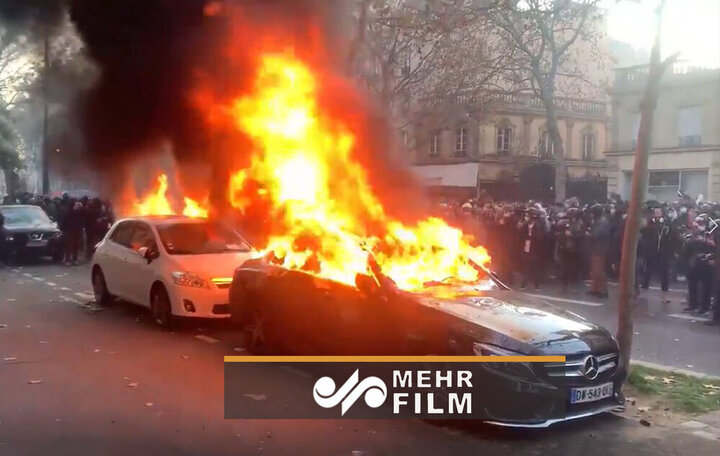 آتش زدن خودروی گرانقیمت توسط معترضان فرانسوی / فیلم