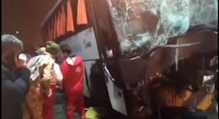 تصادف خونین یک اتوبوس با تریلی/ آمار مصدومان اعلام شد