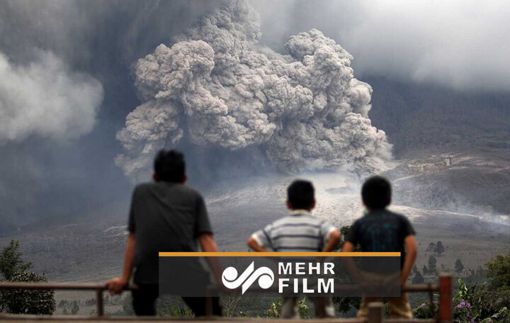فوران آتشفشان در اندونزی / فیلم