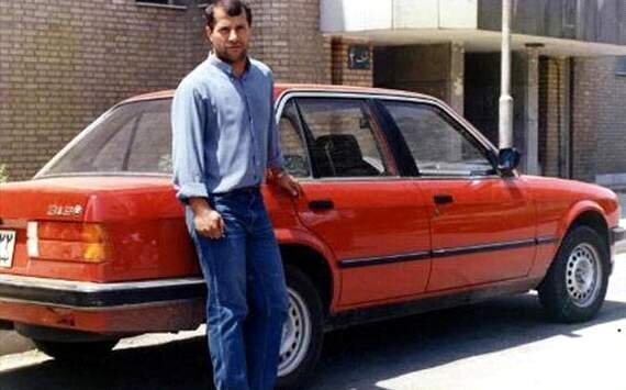 علی پروین در کنار خودروی مشهور قدیمی‌اش / عکس