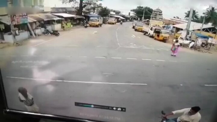 لحظه وحشتناک زیرگرفتن پیرزن هندی توسط کامیون / فیلم