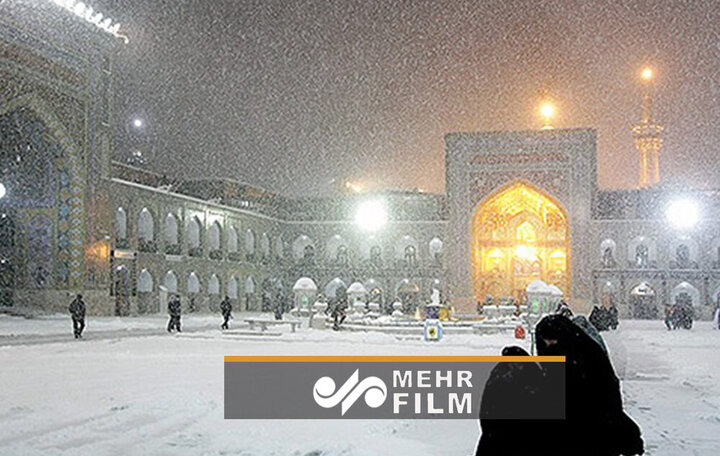 بارش برف در حرم امام رضا(ع) / فیلم