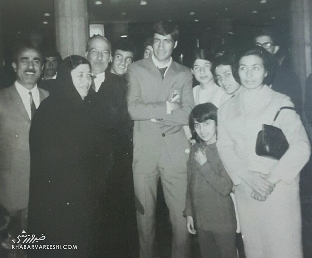 ناصر حجازی و پدر و مادر و یکی از خواهرانش