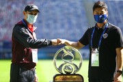 عکس یادگاری یحیی گل‌محمدی با جام لیگ قهرمانان آسیا