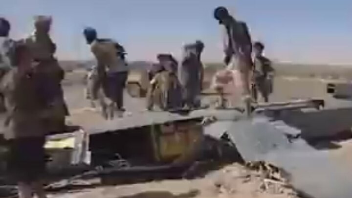 تصاویری از لحظه سرنگون شدن پهپاد عربستان سعودی در یمن /فیلم