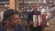 ساز زدن نوازنده دوره‌گرد برای عادل فردوسی‌پور در رستوران قطری / فیلم