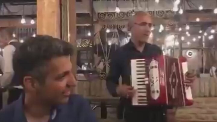 ساز زدن نوازنده دوره‌گرد برای عادل فردوسی‌پور در رستوران قطری / فیلم