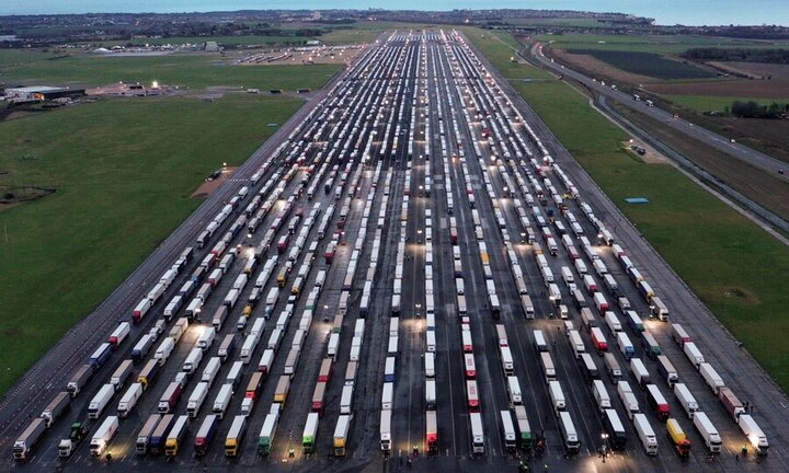 تصاویری عجیب از تجمع هزاران کامیون‌ در مرز انگلیس/ فیلم
