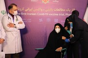 لحظه تزریق واکسن ایرانی کرونا به اولین داوطلب به نام طیبه مخبر/ فیلم