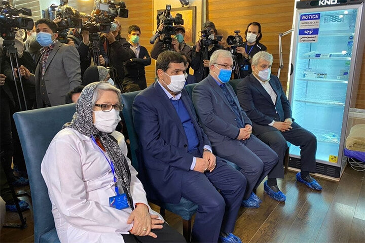 گفتگو وزیر بهداشت با اولین داوطلب دریافت کننده واکسن کرونای ایرانی / فیلم