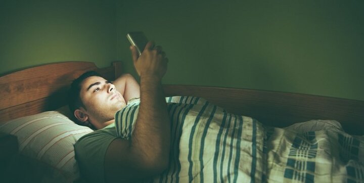 اثرات زیان‌بار استفاده از گوشی قبل از خواب