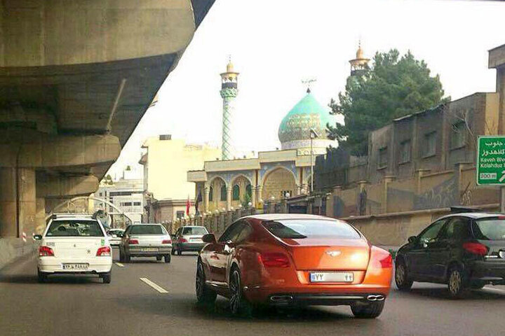 اتومبیل ۱۳ میلیاردی در خیابان‌های تهران / فیلم
