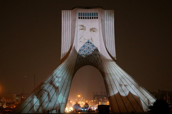  نورپردازی برج آزادی در اولین سالگرد شهادت سردار سلیمانی / تصاویر